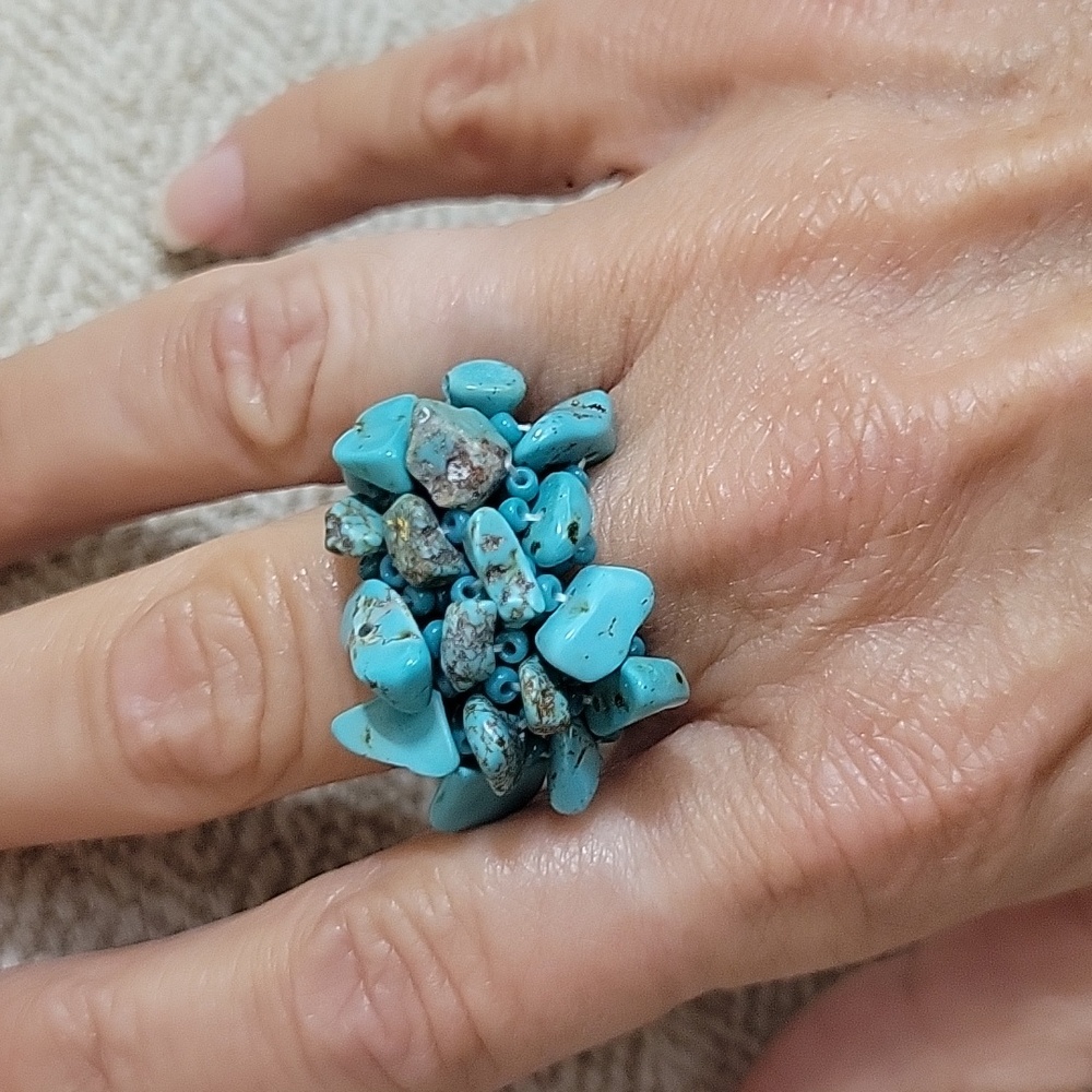 TURQUOISE HOWLITE BEADED RING